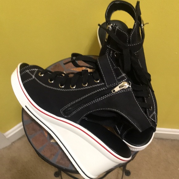 EUC Sneaker sandal with functional zipper and shoe strings - Picture 2 of 3